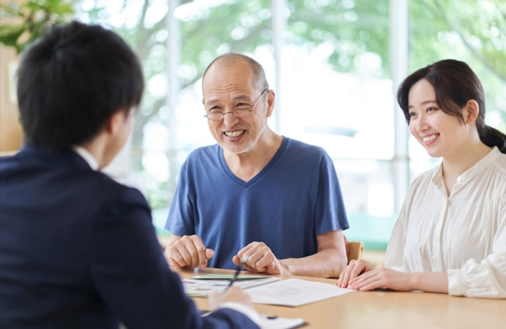 笑顔で話す様子